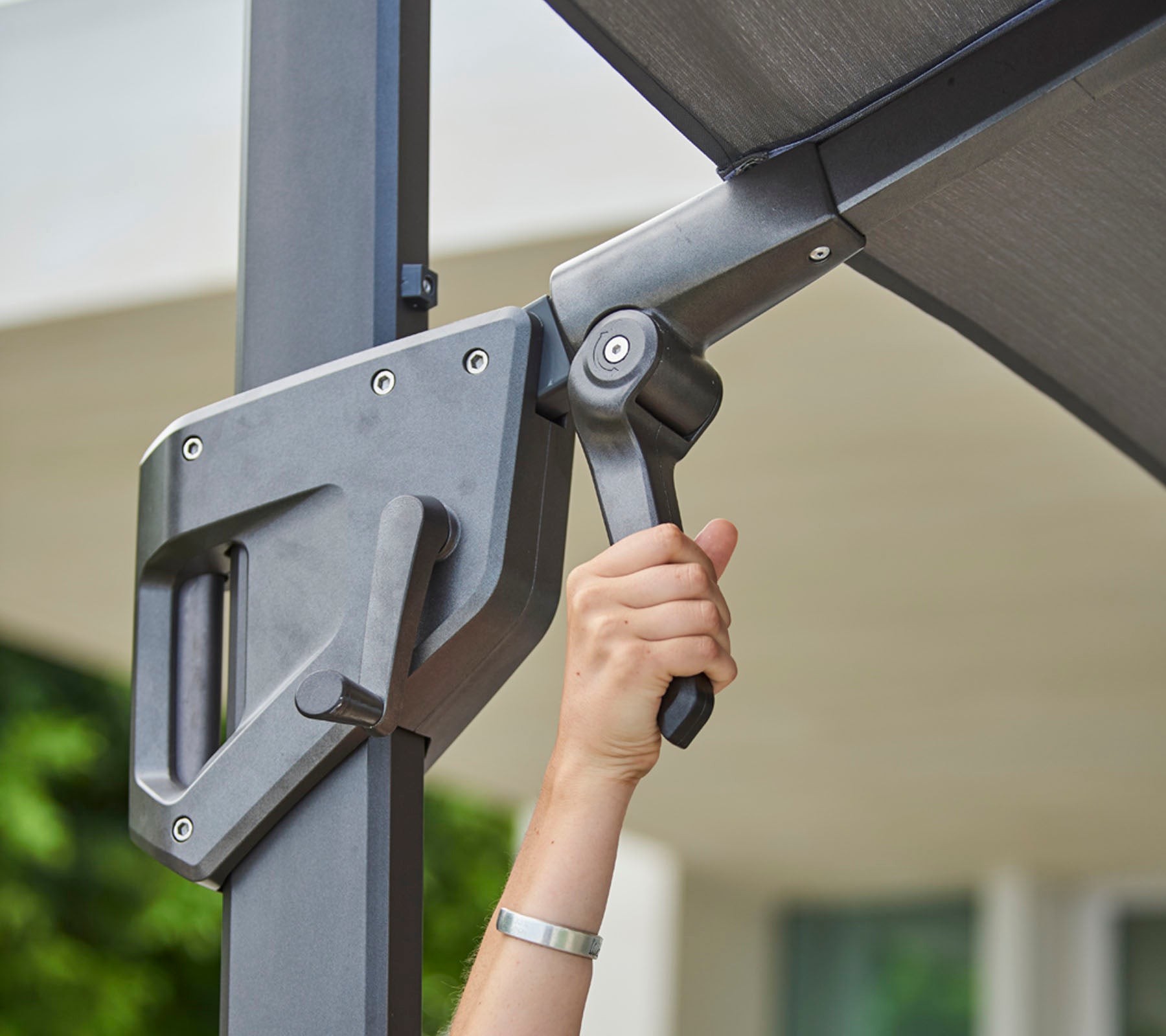 Handjustierung eines Beschattungsmechanismus, der ein schlankes Design für optimale Lichtkontrolle und Komfort zeigt.