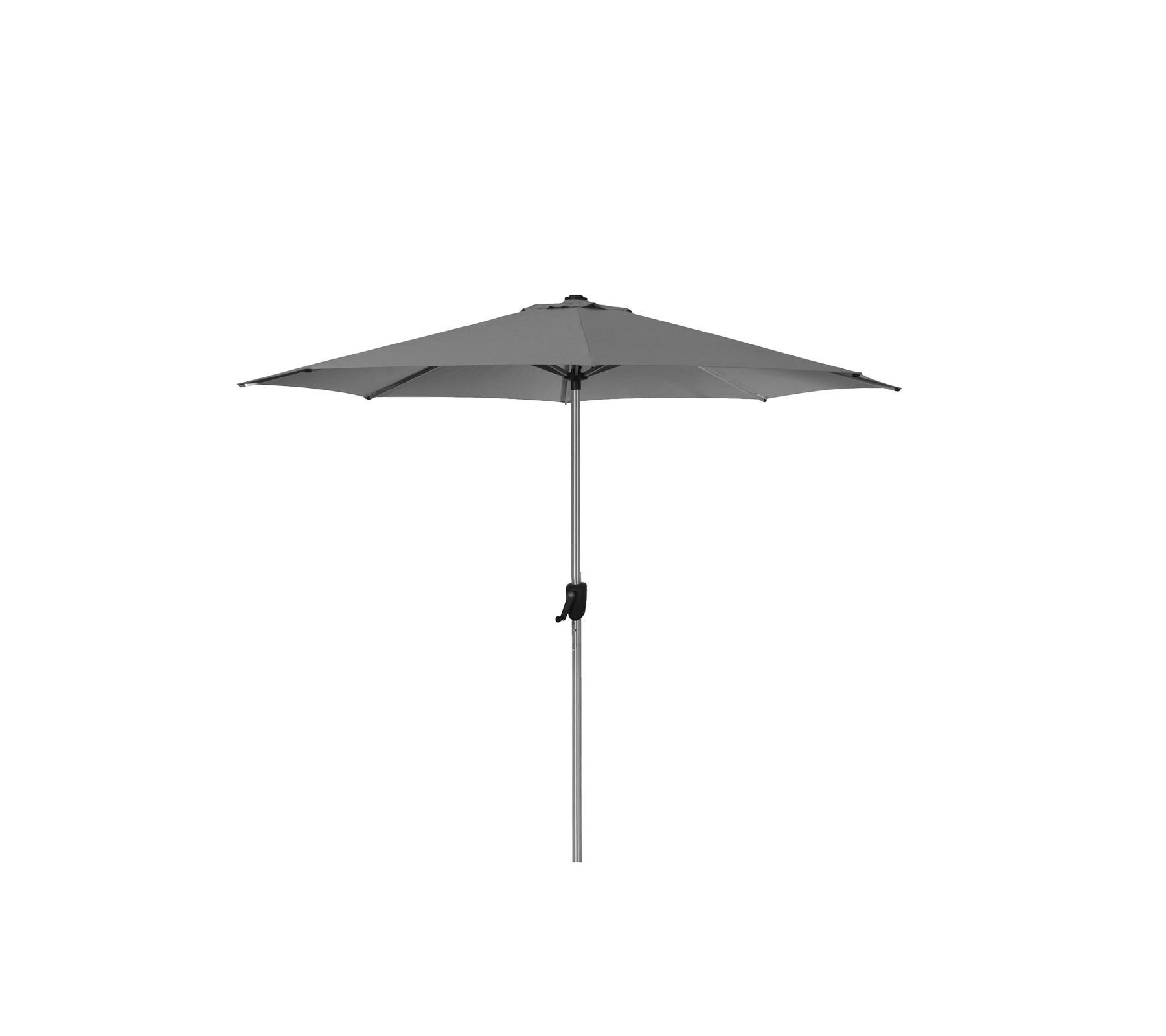 Grau Patio-Schirm auf einem schlanken Mast, mit einer Neigemechanik für vielseitigen Schatten.