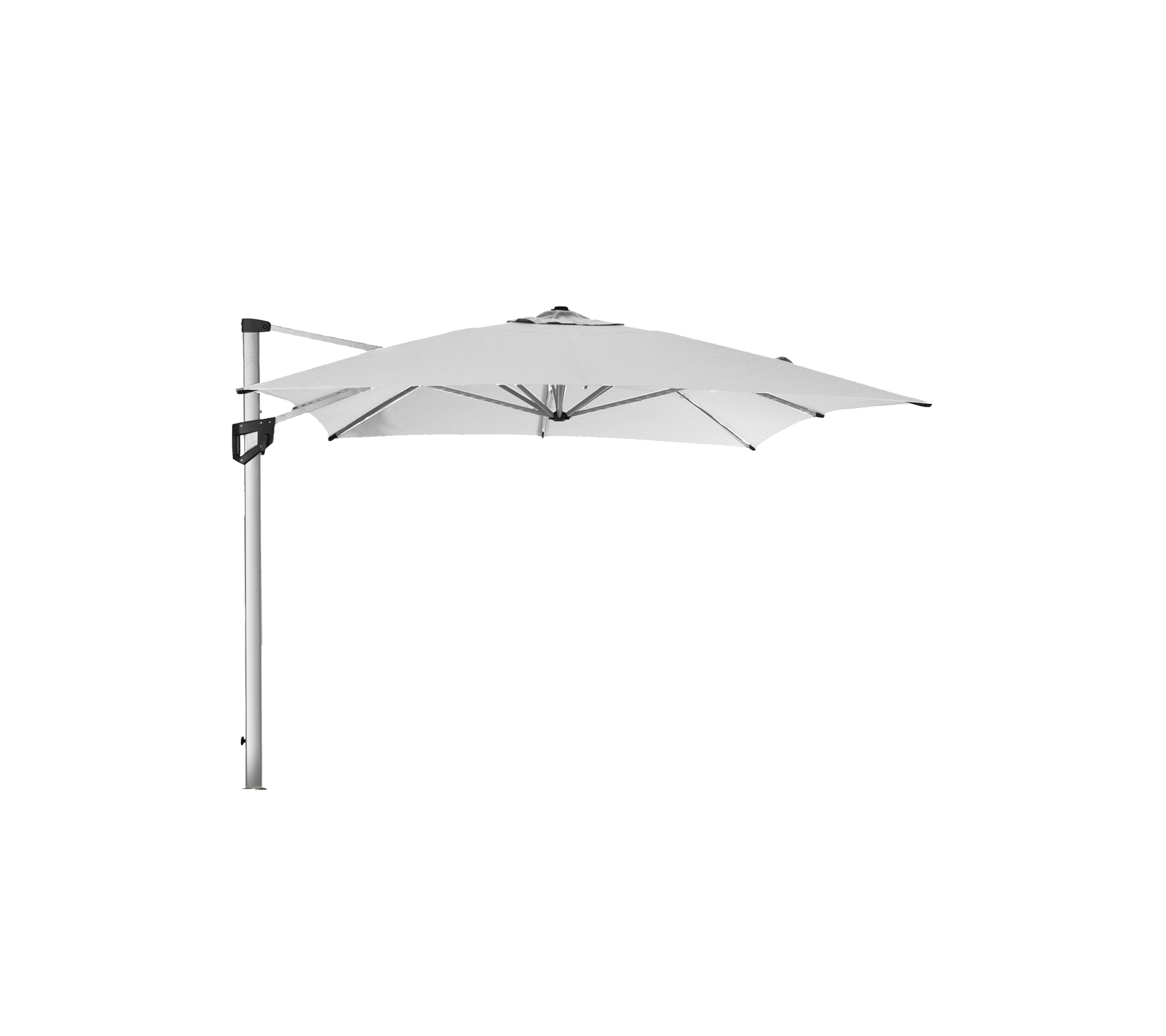 Ein eleganter, weißer Freiarmschirm mit einem stabilen silbernen Mast, der Schatten und Stil für Außenbereiche bietet.