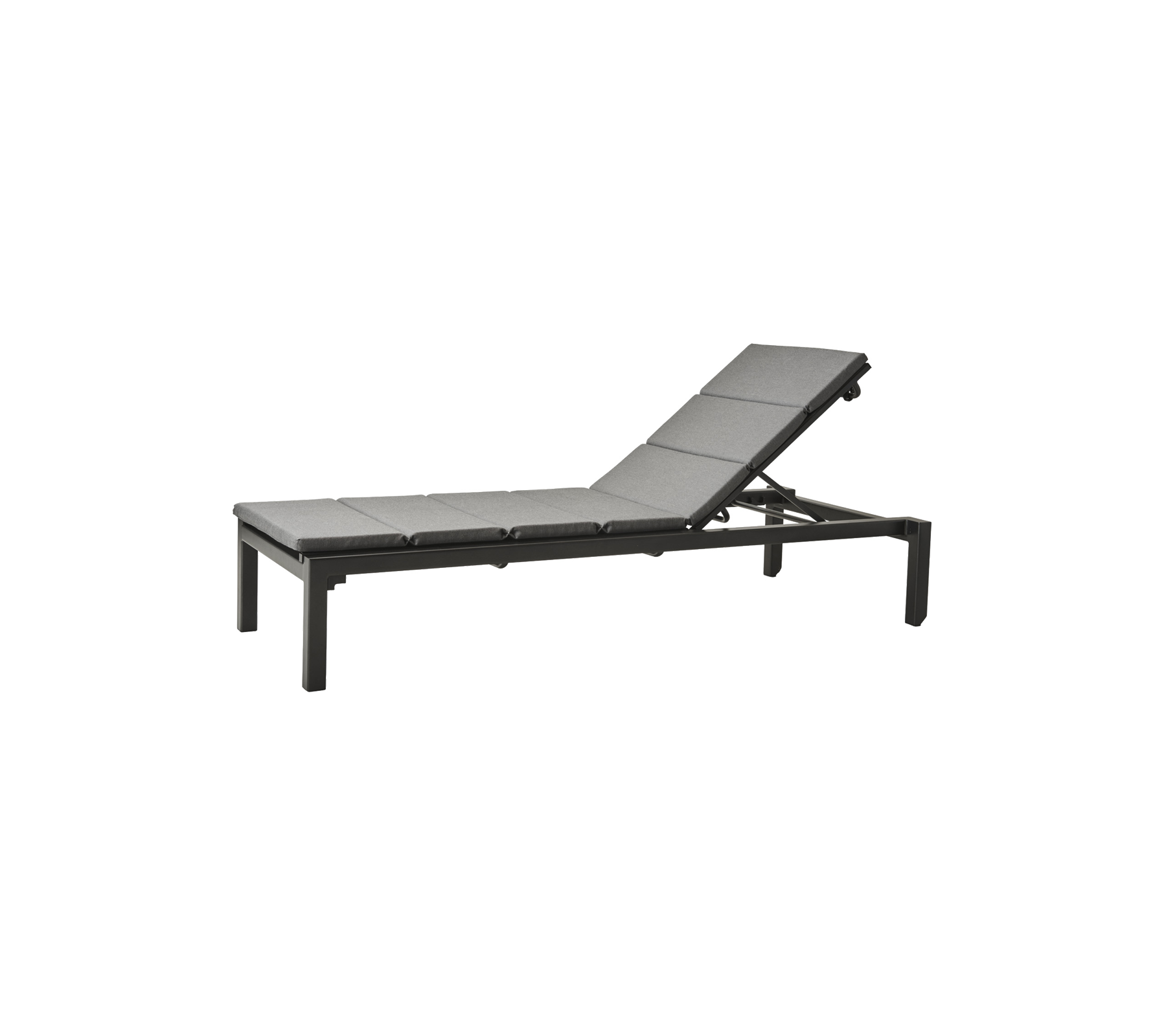 Zeitgenössischer verstellbarer Lounge-Stuhl mit einem schlanken schwarzen Rahmen und gepolsterter Oberfläche für Komfort und Entspannung.