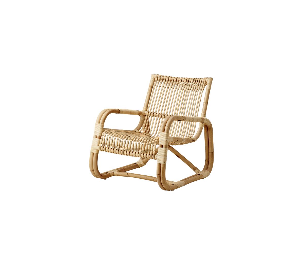 Stilvoller Rattanstuhl mit modernem Design, ausgestattet mit einem geflochtenen Sitz und Rückenlehne sowie einem stabilen Rahmen für Komfort und Unterstützung.