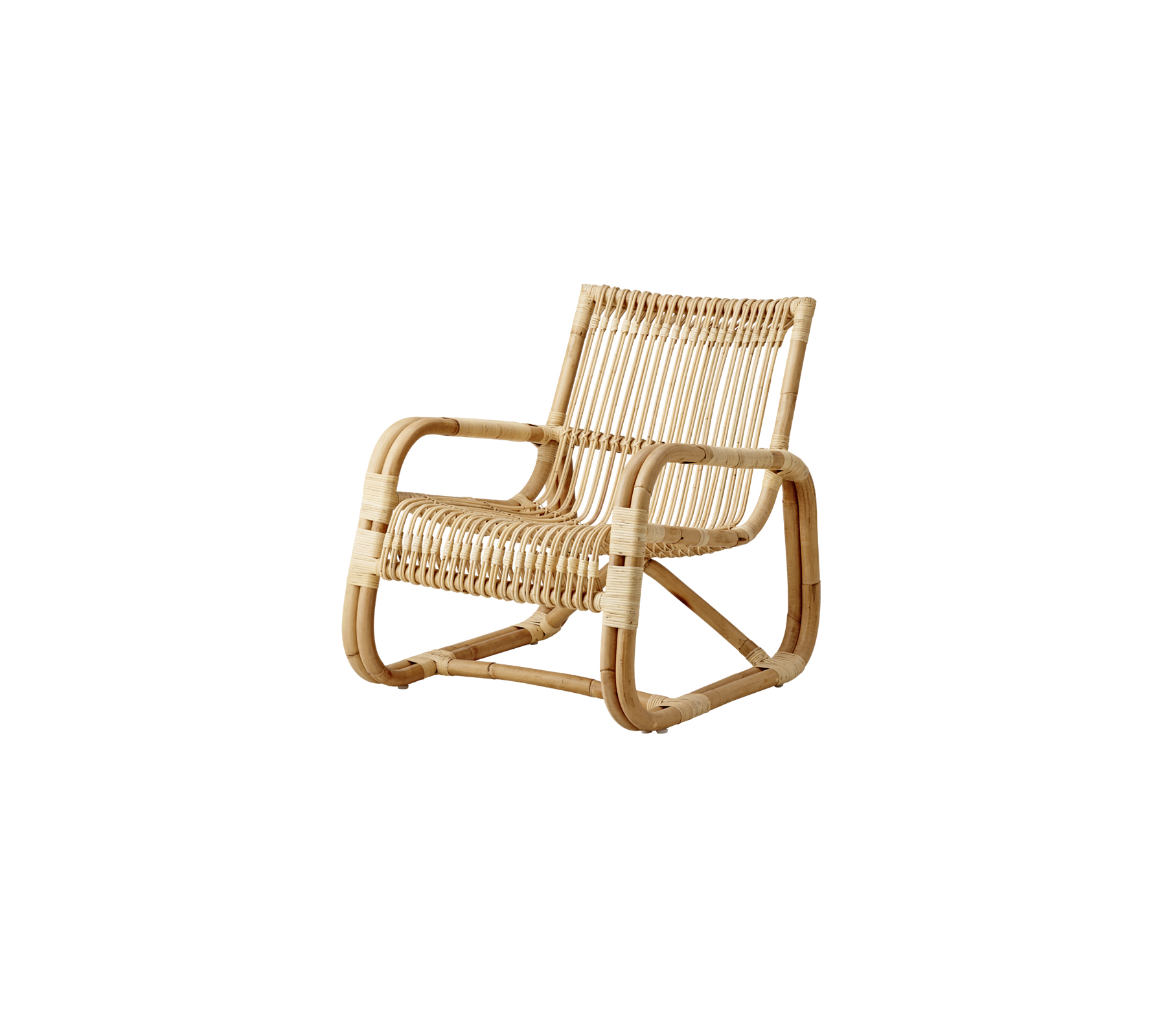 Stilvoller Rattanstuhl mit modernem Design, ausgestattet mit einem geflochtenen Sitz und Rückenlehne sowie einem stabilen Rahmen für Komfort und Unterstützung.