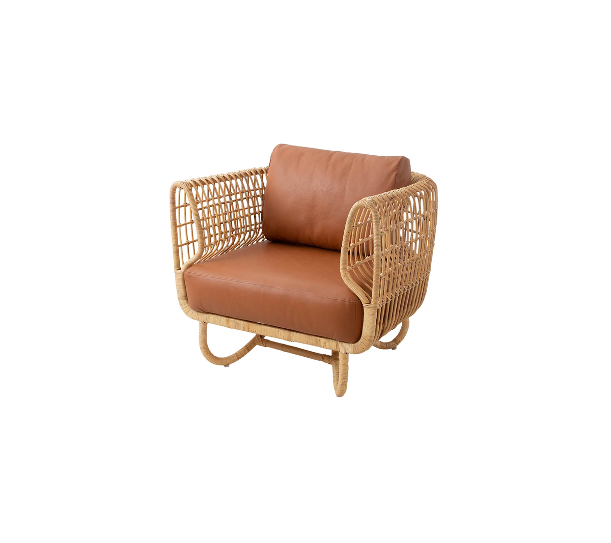 Stilvoller Sessel mit Rattanrahmen und braunem Lederkissen, das Komfort und moderne Designelemente kombiniert.