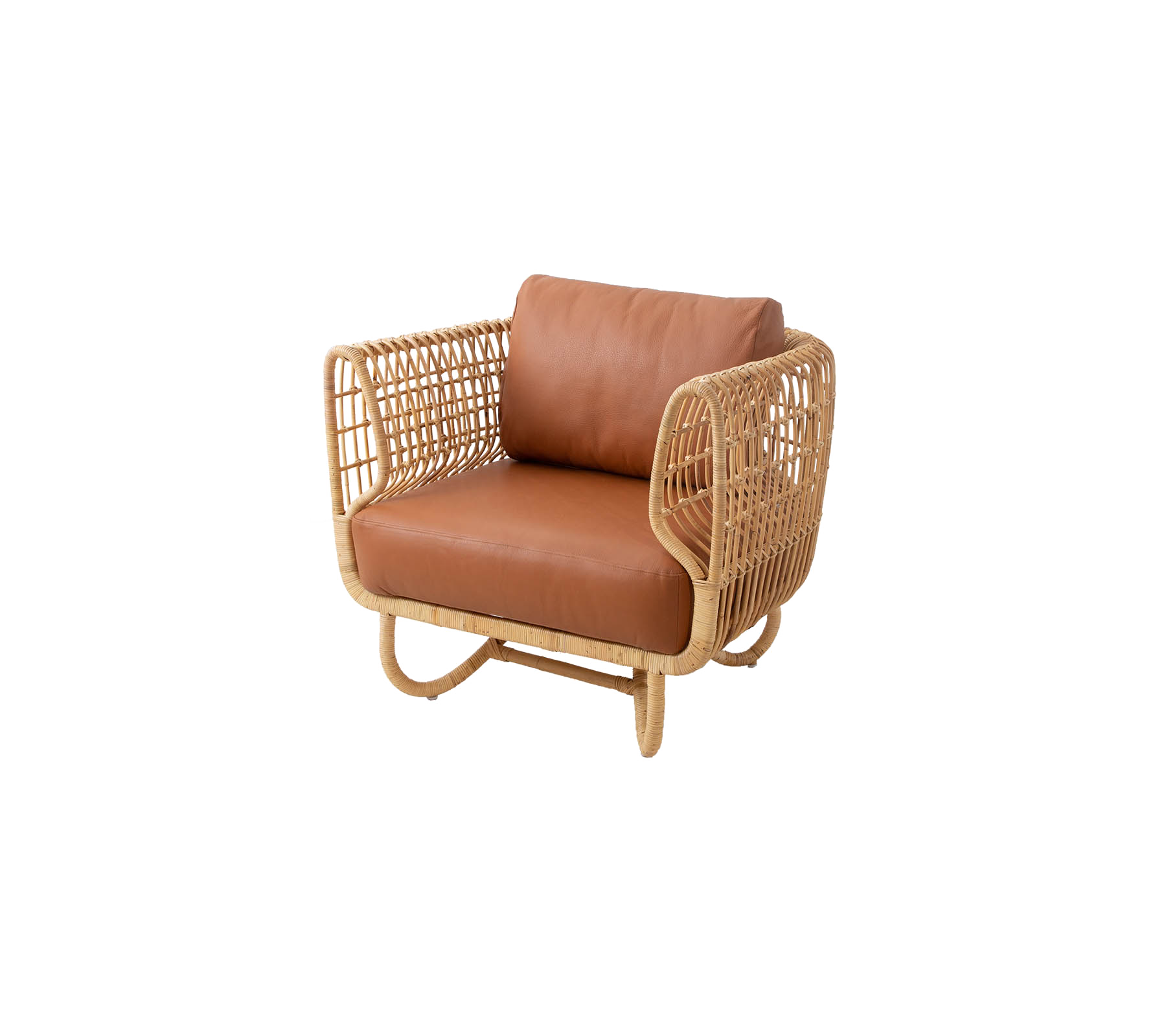 Stilvoller Sessel mit Rattanrahmen und braunem Lederkissen, das Komfort und moderne Designelemente kombiniert.