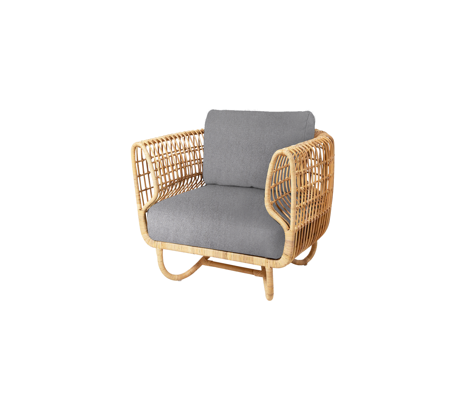 Natürlich geflochtener Armlehnstuhl mit einem gepolsterten grauen Sitz, der ein elegantes und modernes Design bietet, ideal für stilvolles Sitzen.
