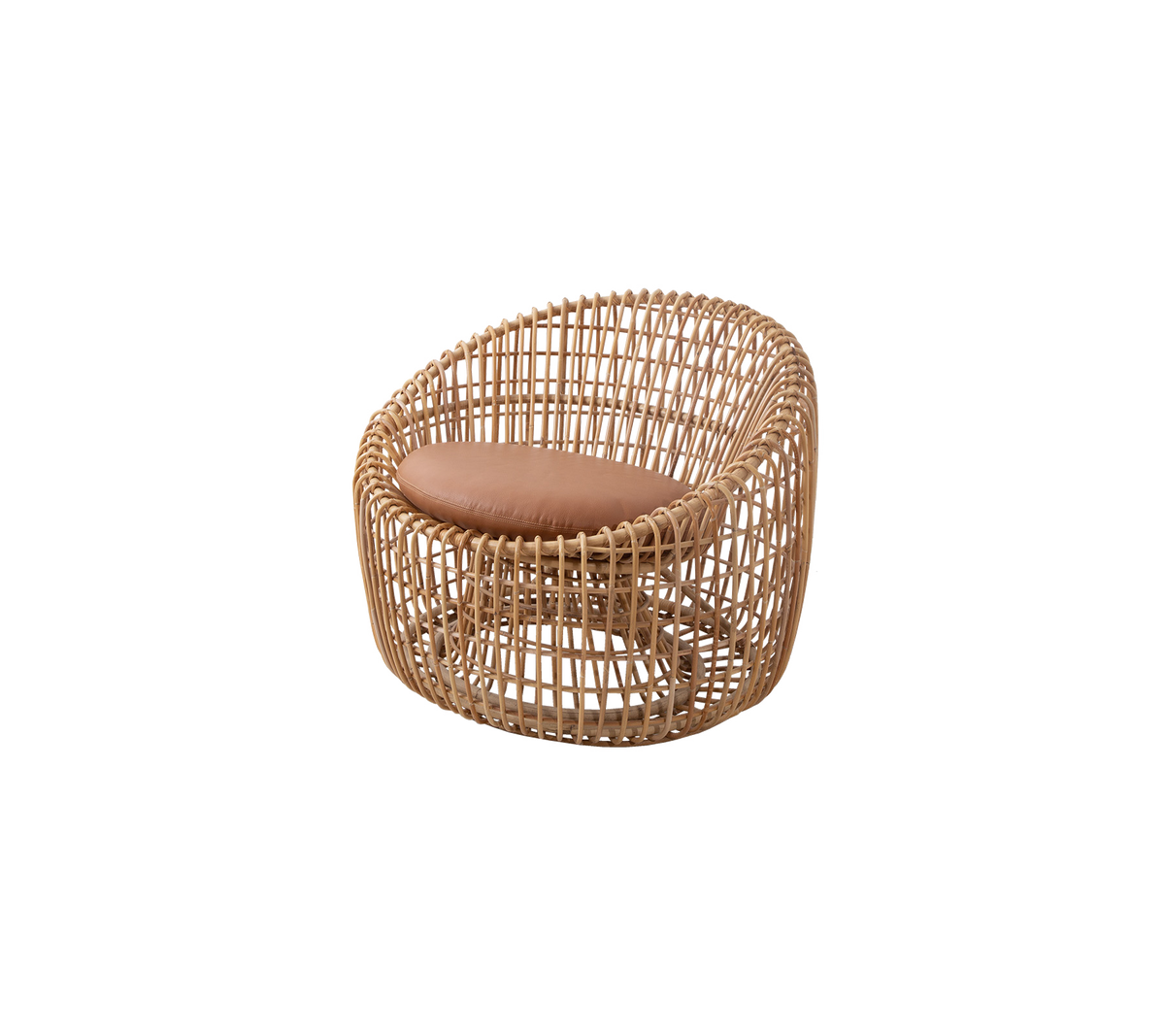 Geflochtenem Rattanstuhl mit rundem Design und einem braunen gepolsterten Sitz, der eine stilvolle und bequeme Sitzgelegenheit bietet.