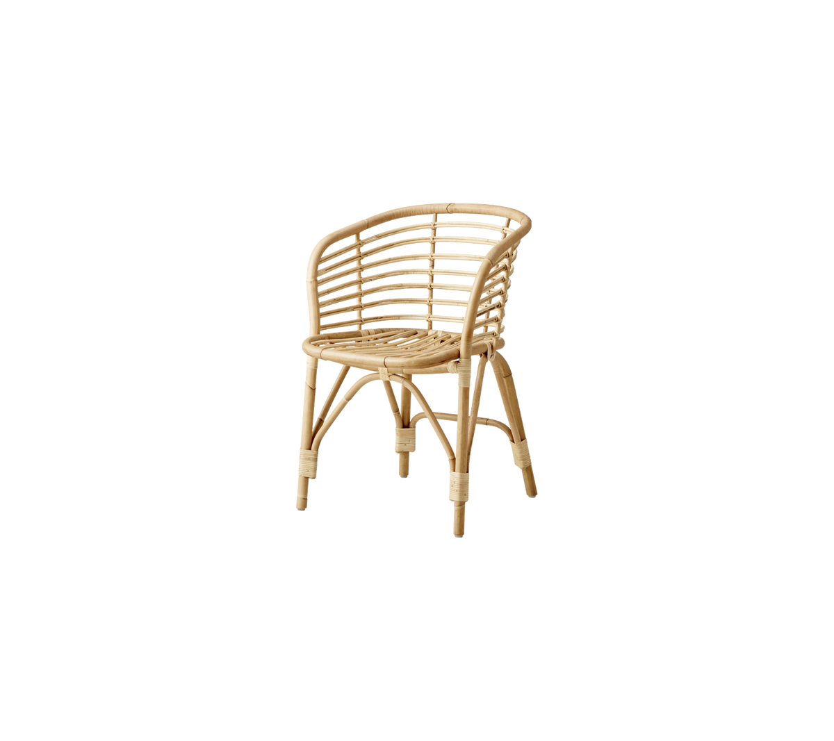 Natürlicher Rattan-Sessel mit kurvenförmigem Design und gewebten Mustern, der ein leichtes, luftiges Aussehen zeigt, das sich für verschiedene Umgebungen eignet.