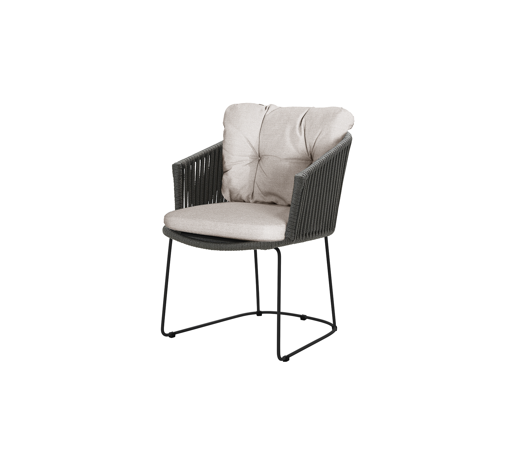 Ein bequemer Stuhl mit einem weichen, gepolsterten Sitz und Rückenlehne, der ein stilvolles geflochtenes Design und einen stabilen Rahmen aufweist.