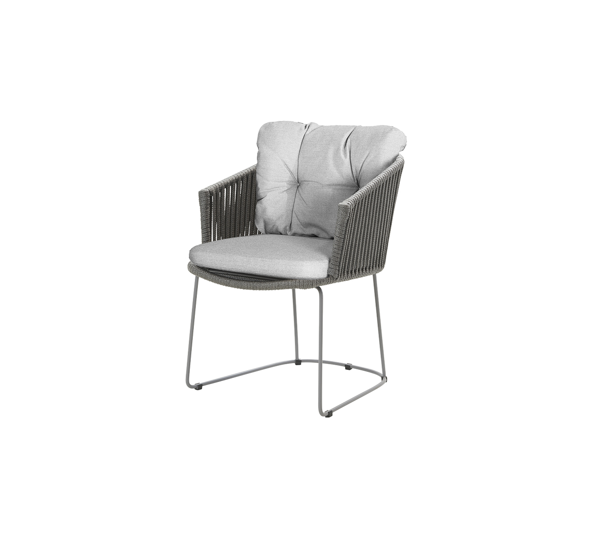 Stilvoller Sessel mit einem plüschigen grauen Kissen und einem modernen Design, das gewebte Details und ein schlankes Metallgestell aufweist.