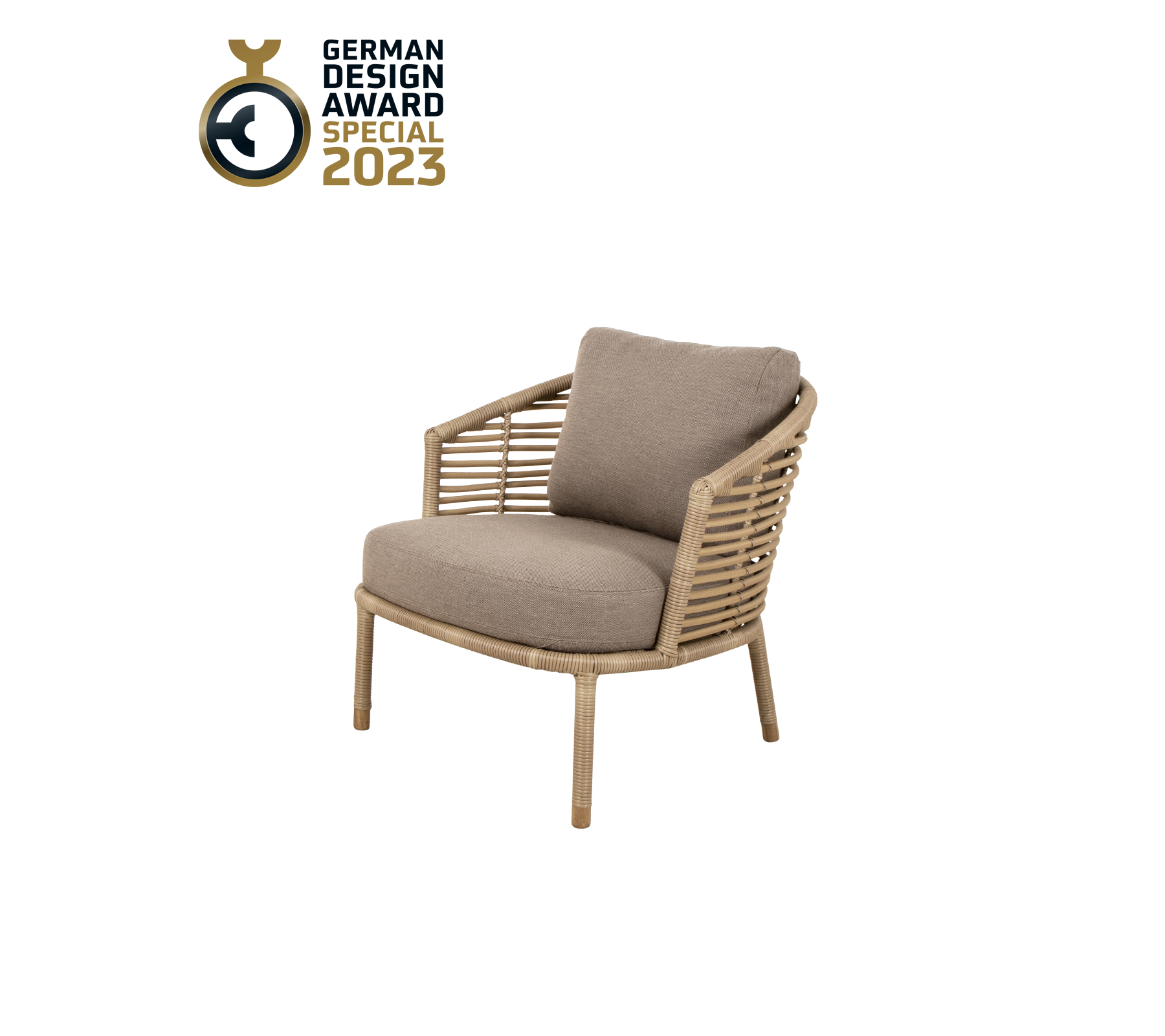 Stilvolle Stühle mit einem geflochtenen Design und einem plüschigen Kissen, ausgezeichnet mit dem German Design Award 2023.