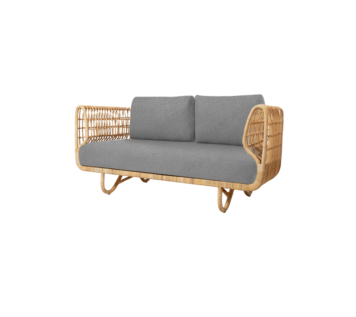 Ein stilvolles Zweisitzer-Sofa mit einem natürlichen Rattanrahmen und weichen grauen Kissen für bequeme Sitzgelegenheiten.