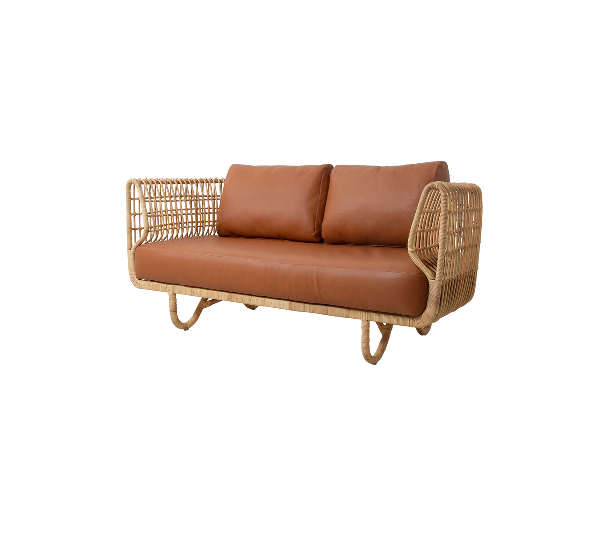 Stilvolles Sofa mit einem natürlichen geflochtenen Rahmen und weichen braunen Kissen, ideal für gemütliches Sitzen.