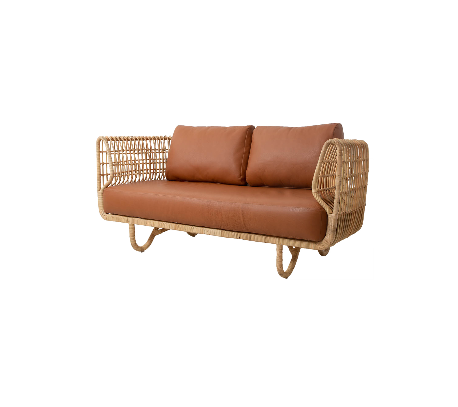 Stilvolles Sofa mit einem natürlichen geflochtenen Rahmen und weichen braunen Kissen, ideal für gemütliches Sitzen.