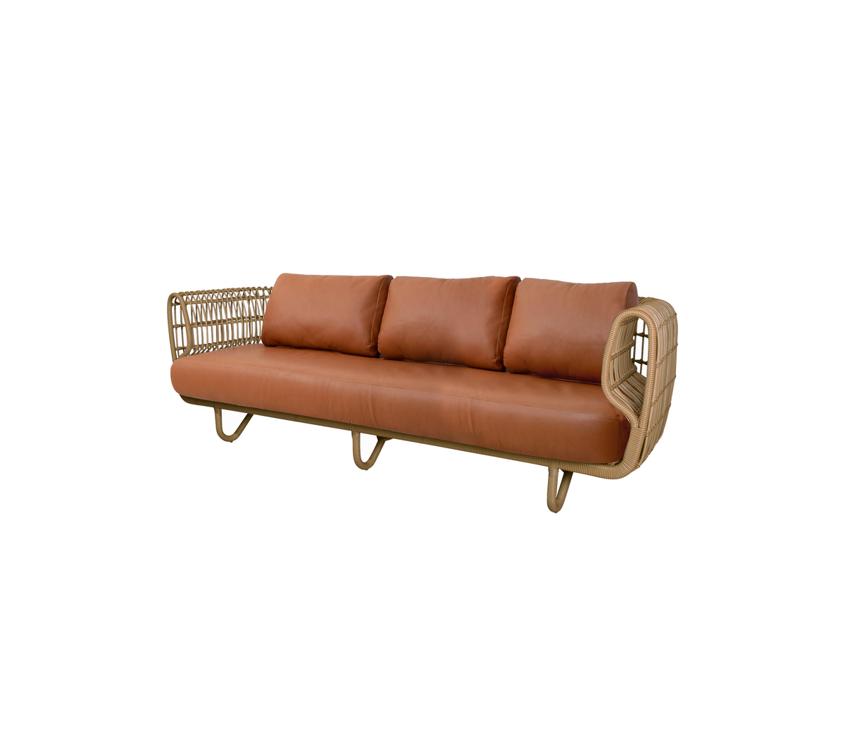 Elegantes Sofa für drei Personen mit einem Rattanrahmen und weichen braunen Lederkissen für eine stilvolle und bequeme Sitzgelegenheit.