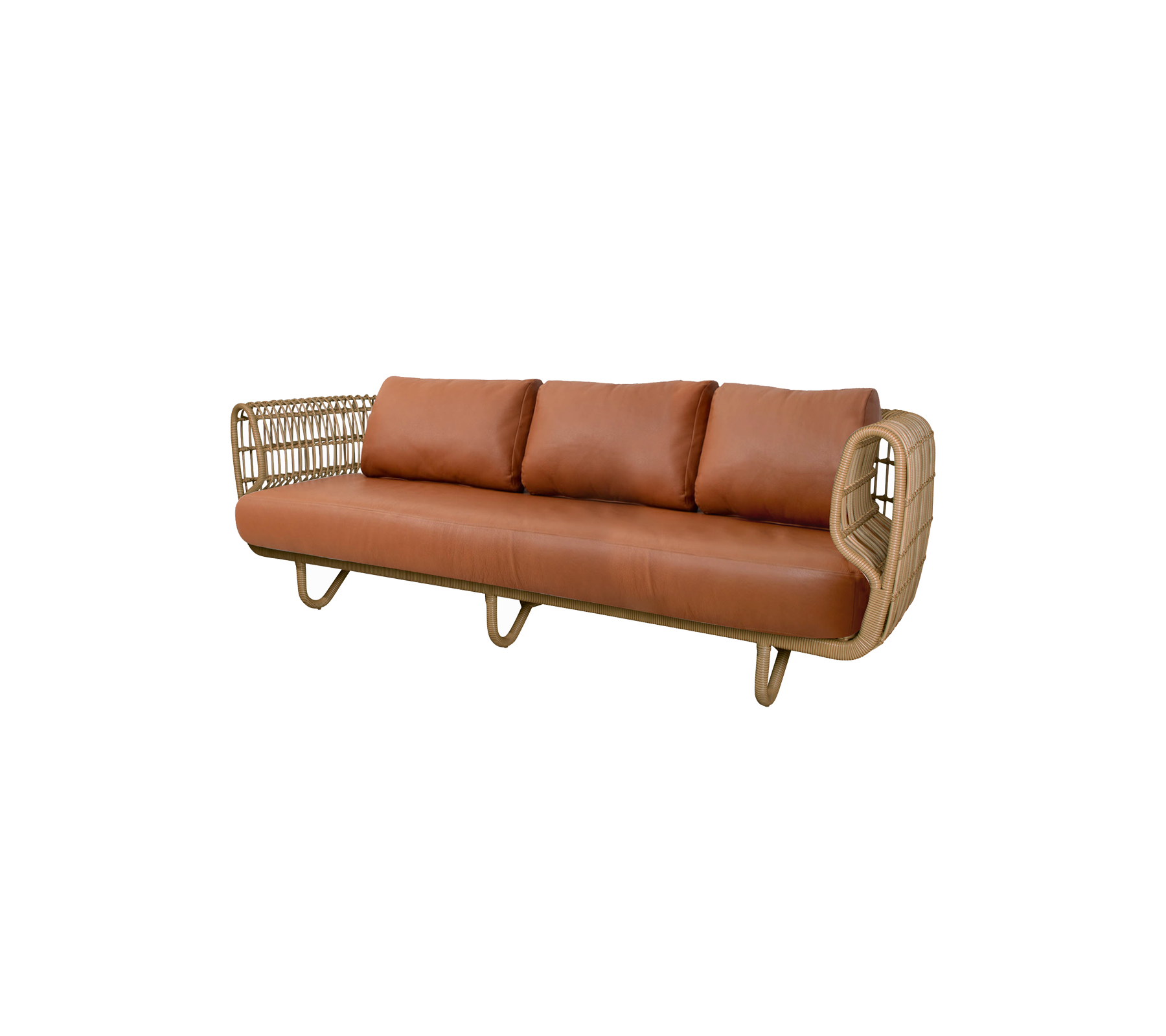 Elegantes Sofa für drei Personen mit einem Rattanrahmen und weichen braunen Lederkissen für eine stilvolle und bequeme Sitzgelegenheit.