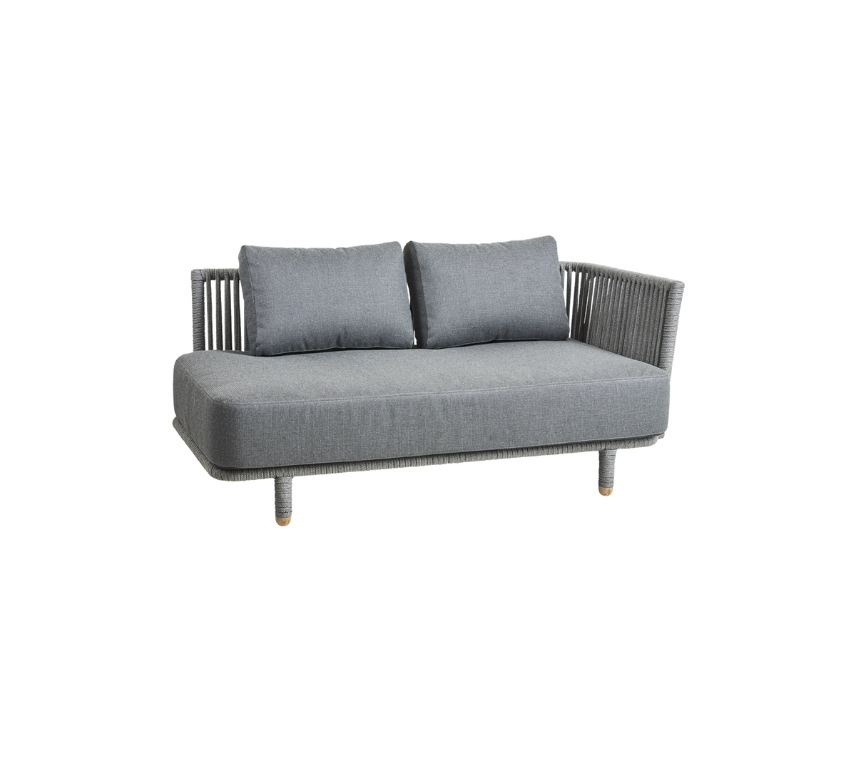 Grau Sofa mit zwei Kissen und gewebten Seiten, ideal für moderne Innen- oder Außenbereiche.