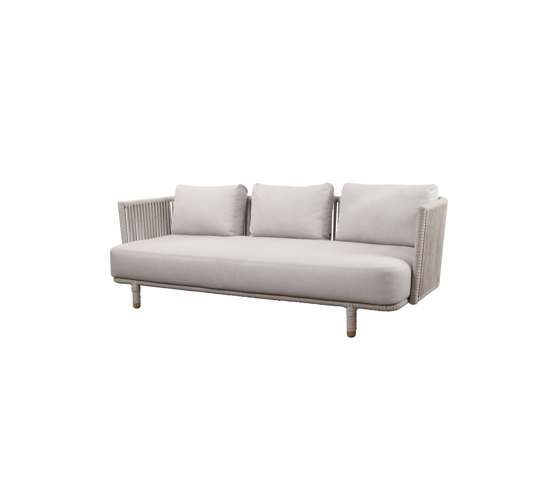 Moderne hellgraues Sofa mit drei Kissen und Holzbeinen, mit einem gerippten Design an den Armlehnen. Ideal für stilvolle Wohnräume.