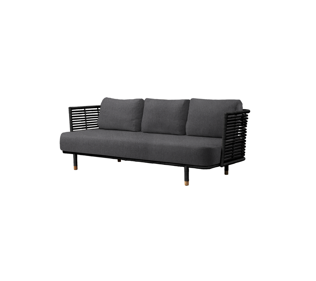 Moderne graues Sofa mit drei plüschigen Kissen und einem schlanken schwarzen Geflechtgestell, perfekt für zeitgenössische Dekoration.