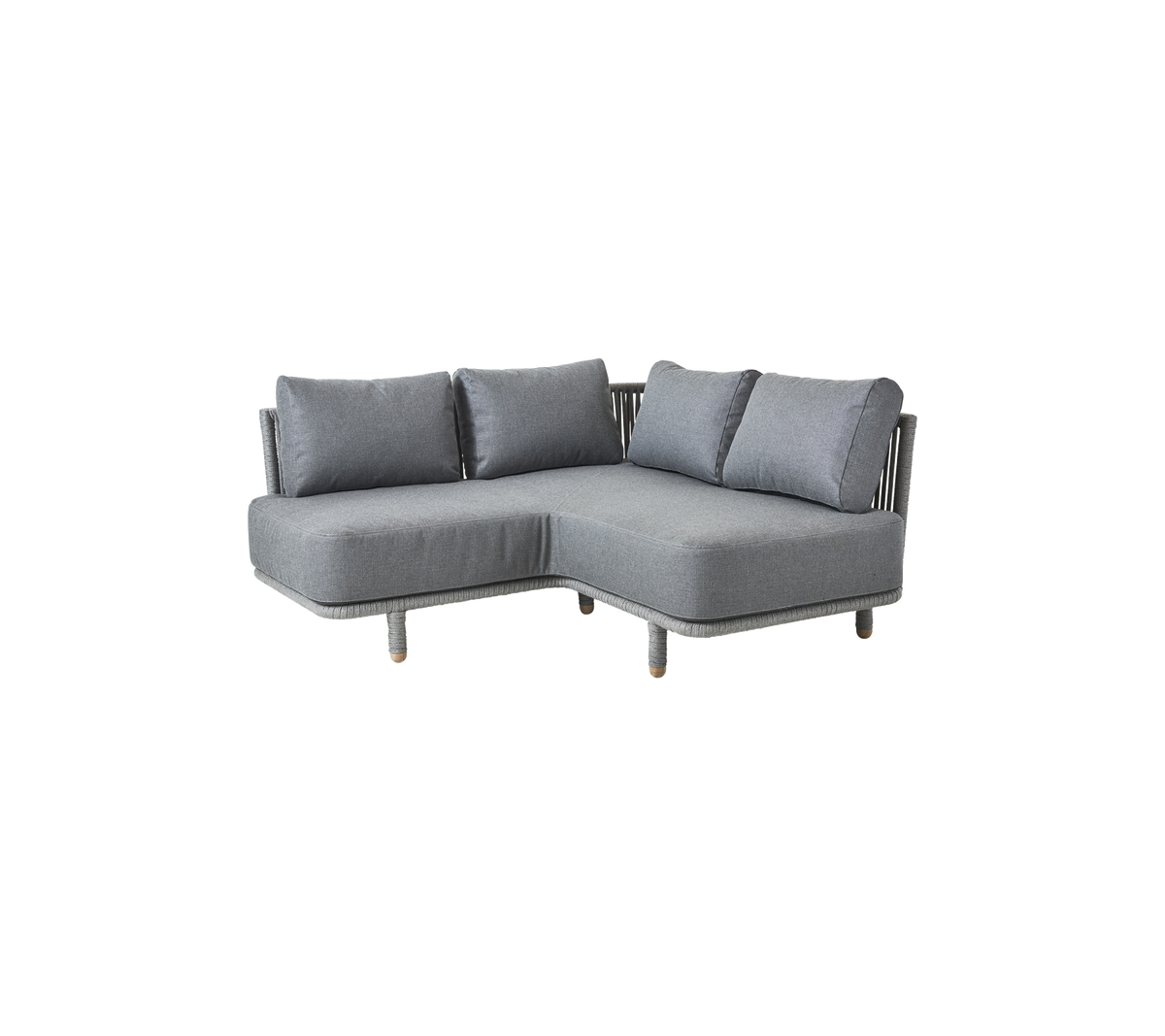 L-förmiges graues Sofa mit plüschigen Kissen, das ein modernes Design und Holzfüße hat. Ideal für zeitgemäße Wohnräume.
