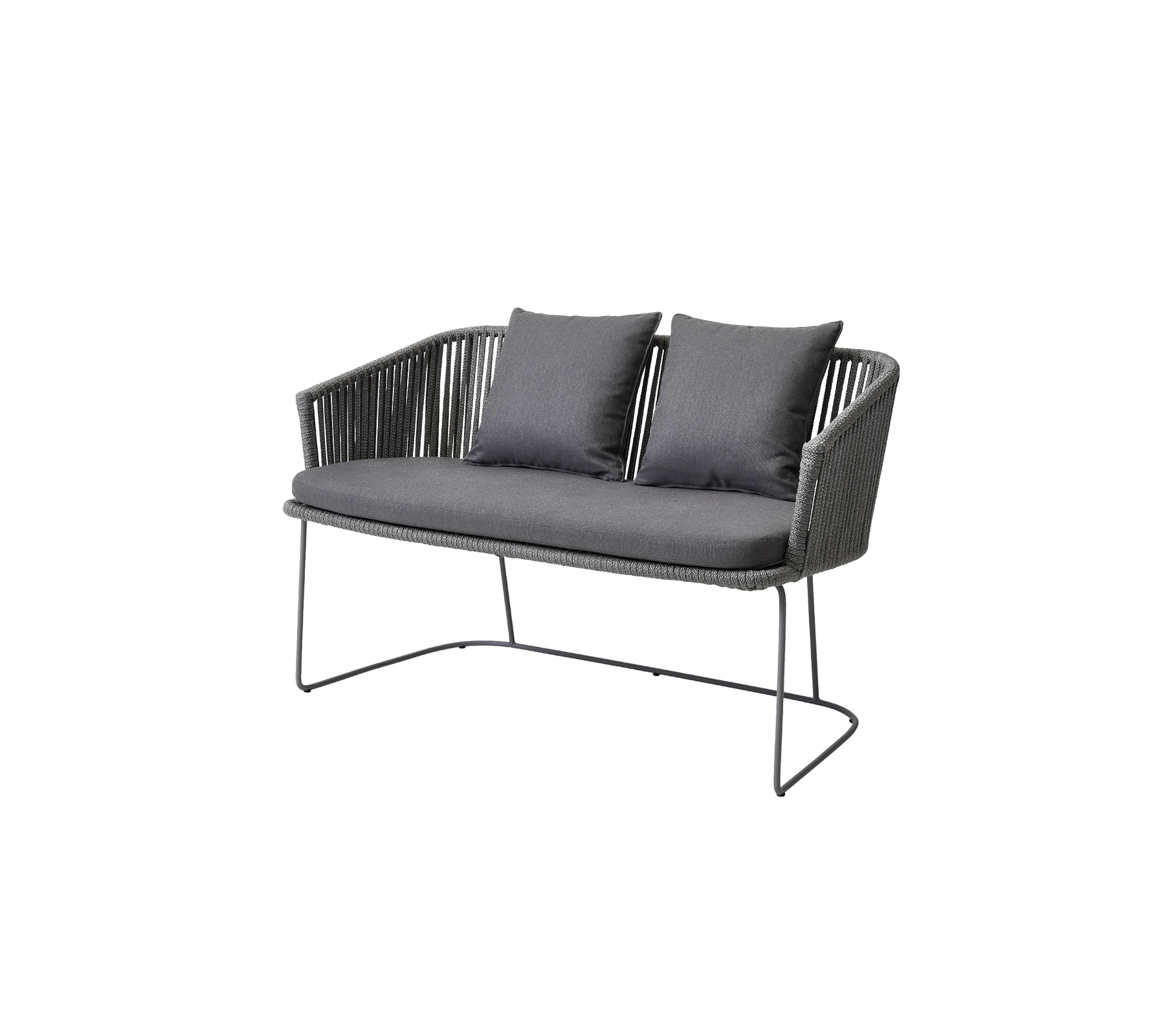 Zweisitzer-Sofa mit schlankem Design, ausgestattet mit einem gewebten Sitz und weichen Kissen in einem dunklen Farbschema.