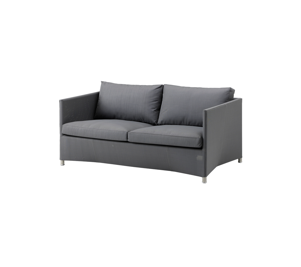 Moderne graues Sofa mit Kissen in einem zeitgenössischen Ambiente.