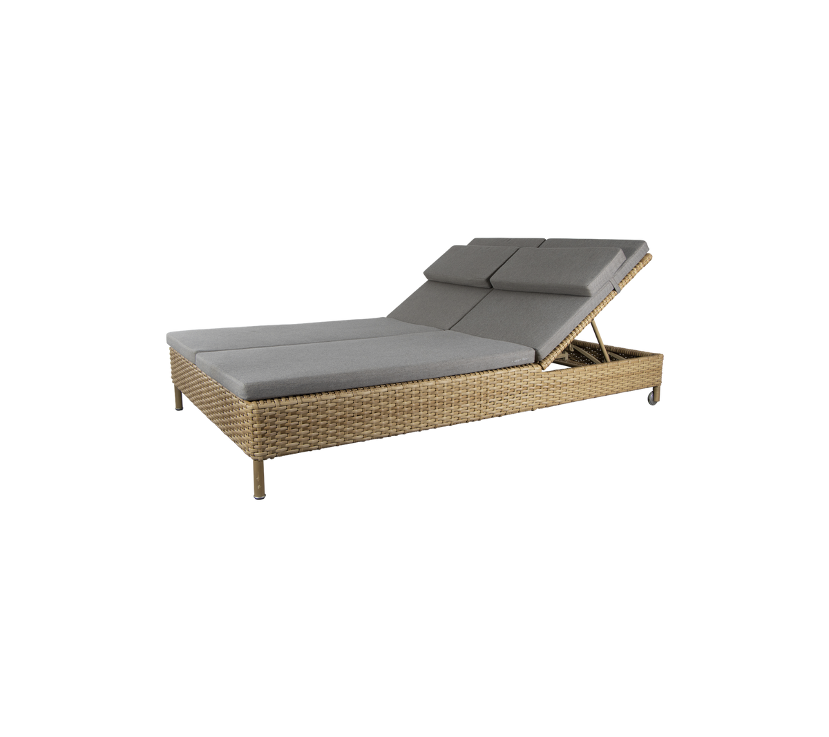 Stylischer Lounge-Stuhl mit einem natürlichen Korbboden und grauen Kissen, mit verstellbarem Rückenlehne für Komfort. Perfekt zum Entspannen.