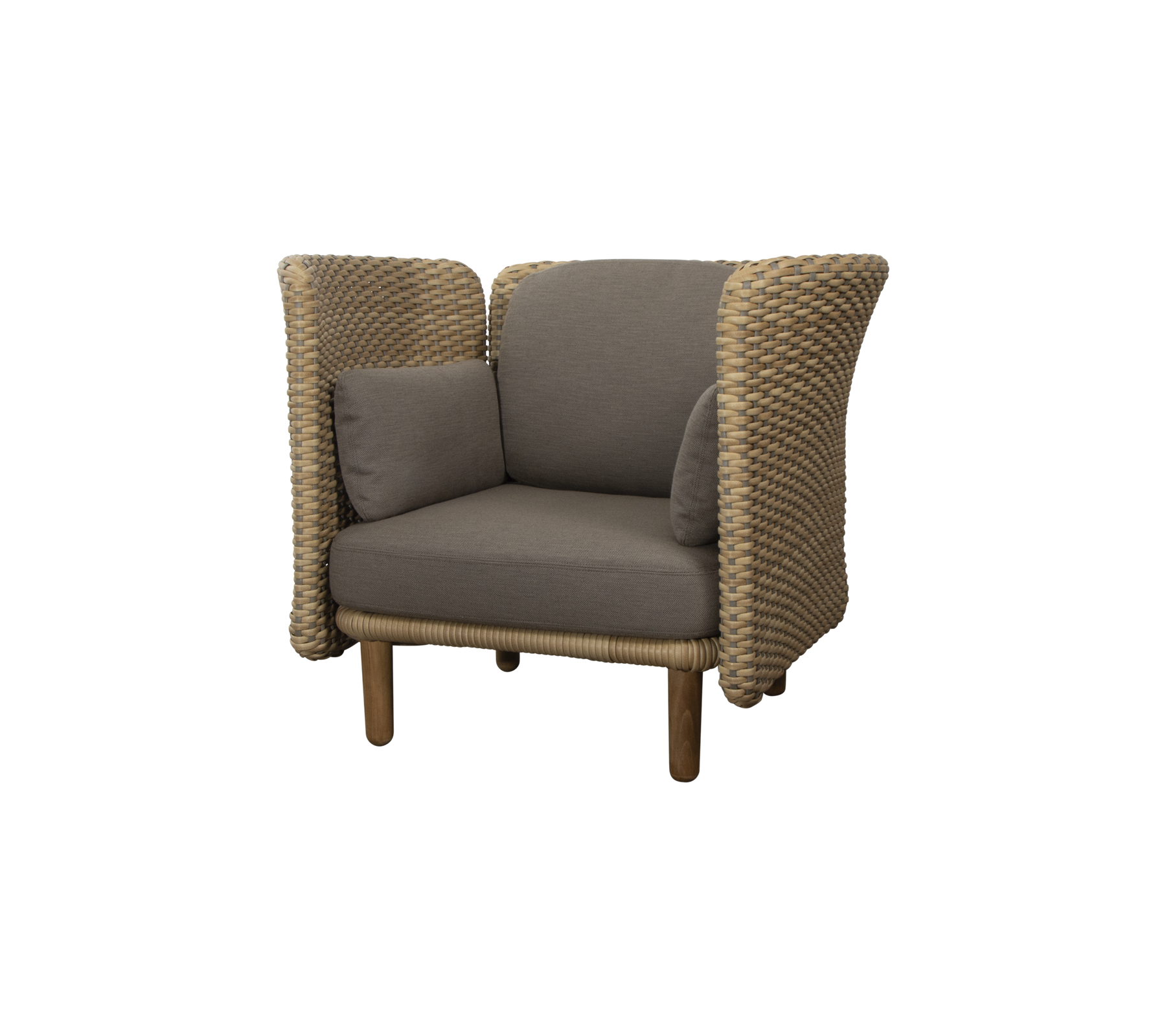 Stylischer Sessel mit gewebten Seiten und einem plüschigen Sitzkissen, perfekt für Komfort und modernes Design.