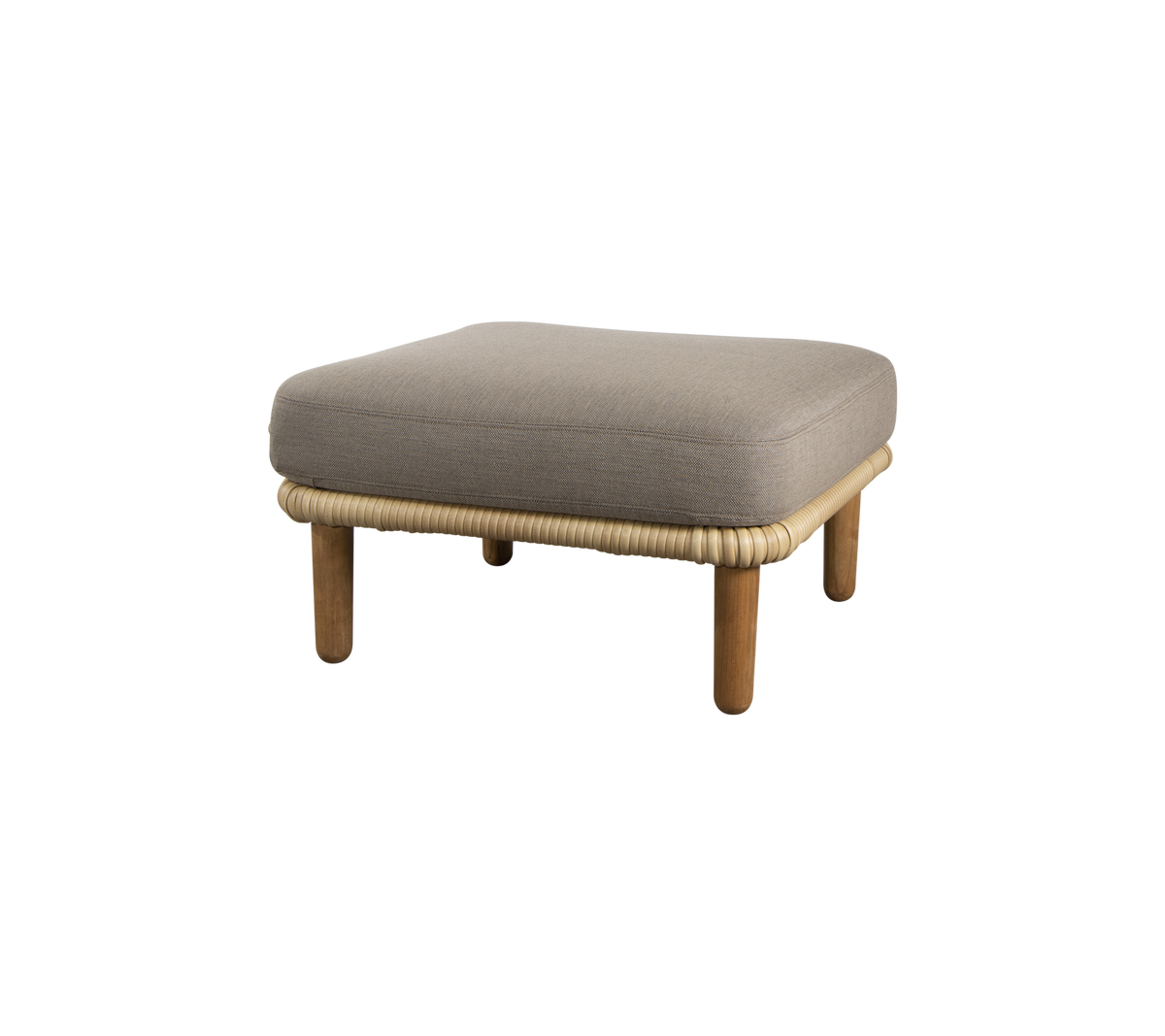 Ein quadratischer, gepolsterter Hocker mit Holzbeinen und einer gewebten Kante, entworfen für vielseitiges Sitzen und Entspannung.