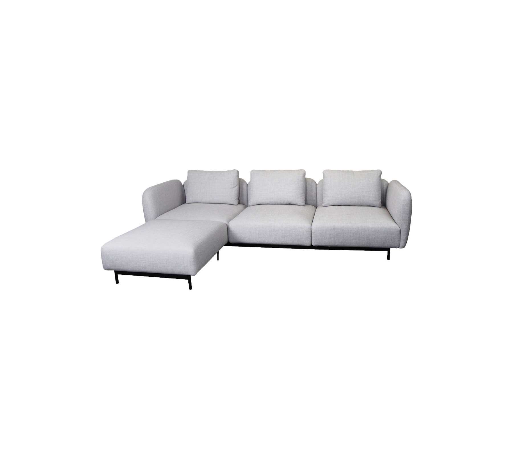 Moderne L-förmiges Sofa aus hellgrauem Stoff mit plüschigen Kissen und schrägen Beinen, ideal für moderne Wohnräume.