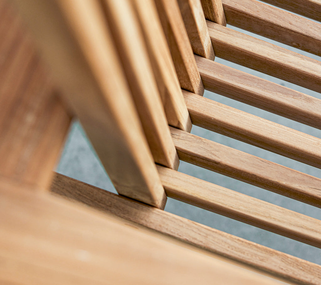 Nahaufnahme von Holzlatten, die die natürliche Maserung und Textur in einer stilisierten Anordnung zeigen.