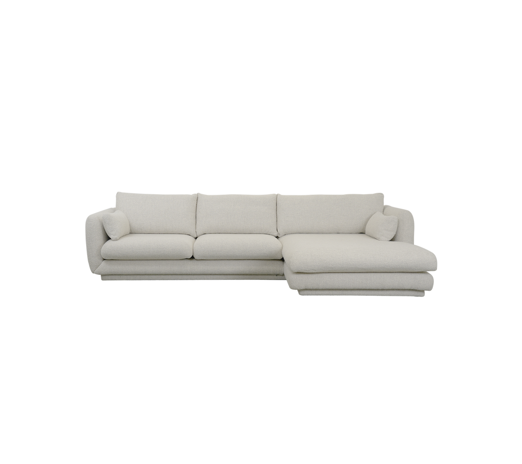 Moderne sandfarbene Sofa mit klaren Linien und weichen Kissen.