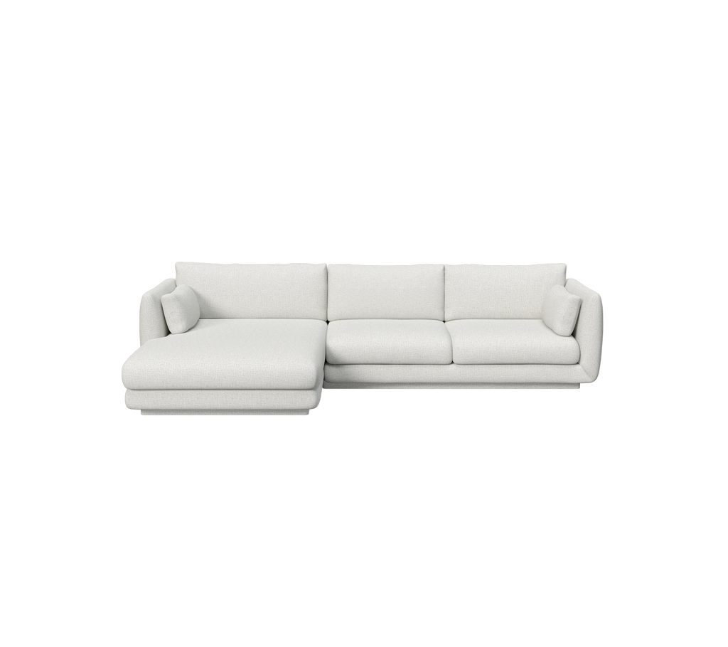 Helles graue moderne Sofa mit klaren Linien und plüschigen Kissen.