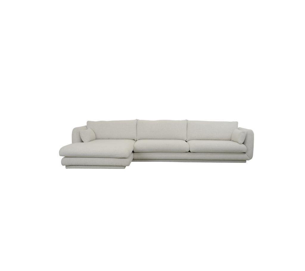 Moderner Sandsofa mit modularem Design und plüschigen Kissen.