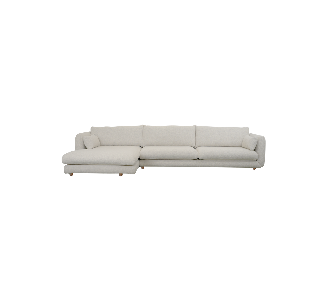 Moderne sandfarbene Sofa mit klaren Linien im minimalistischen Stil.