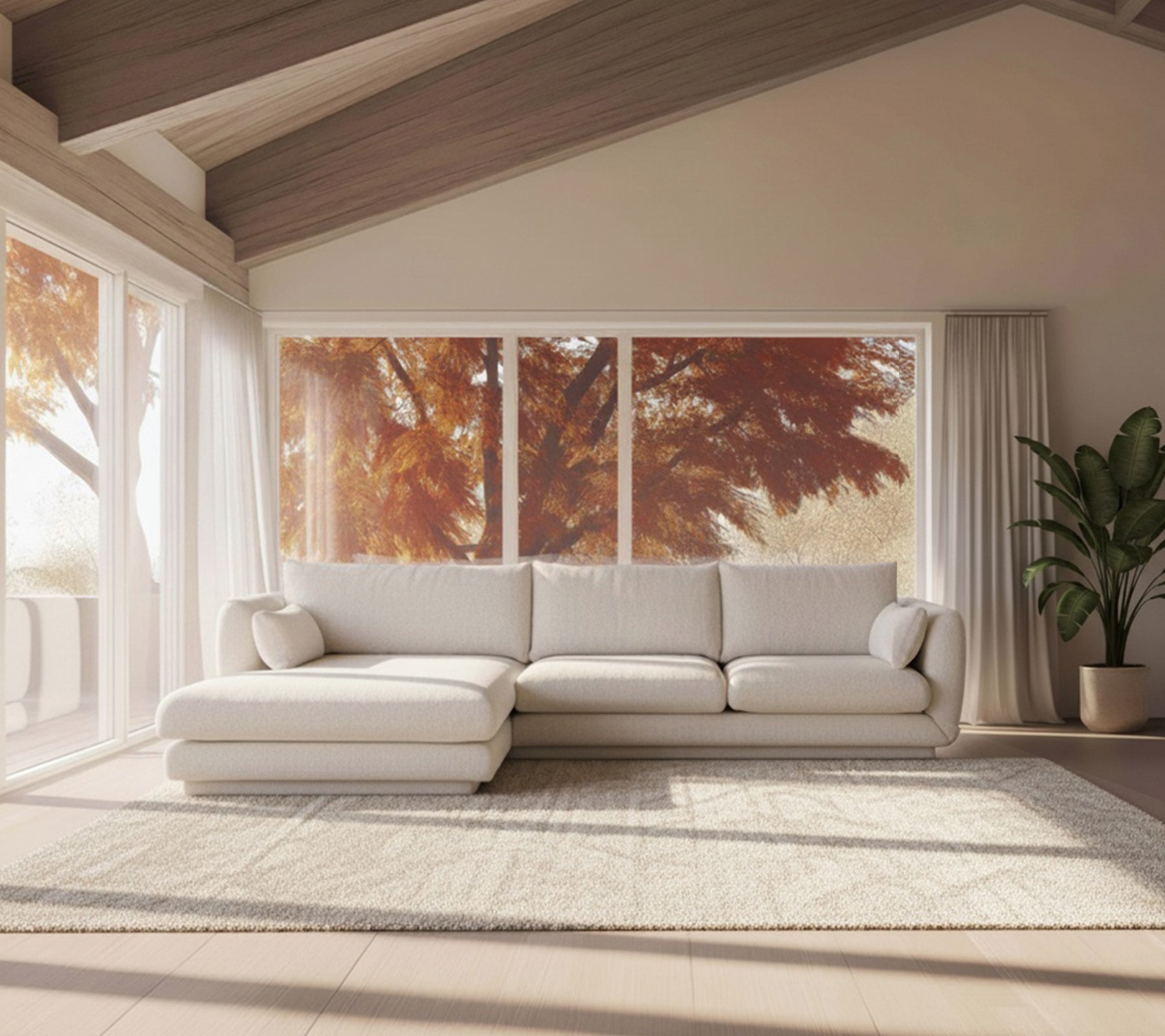 Moderne weiße Couch und beiger Teppich in einem minimalistischen Lounge-Ambiente.