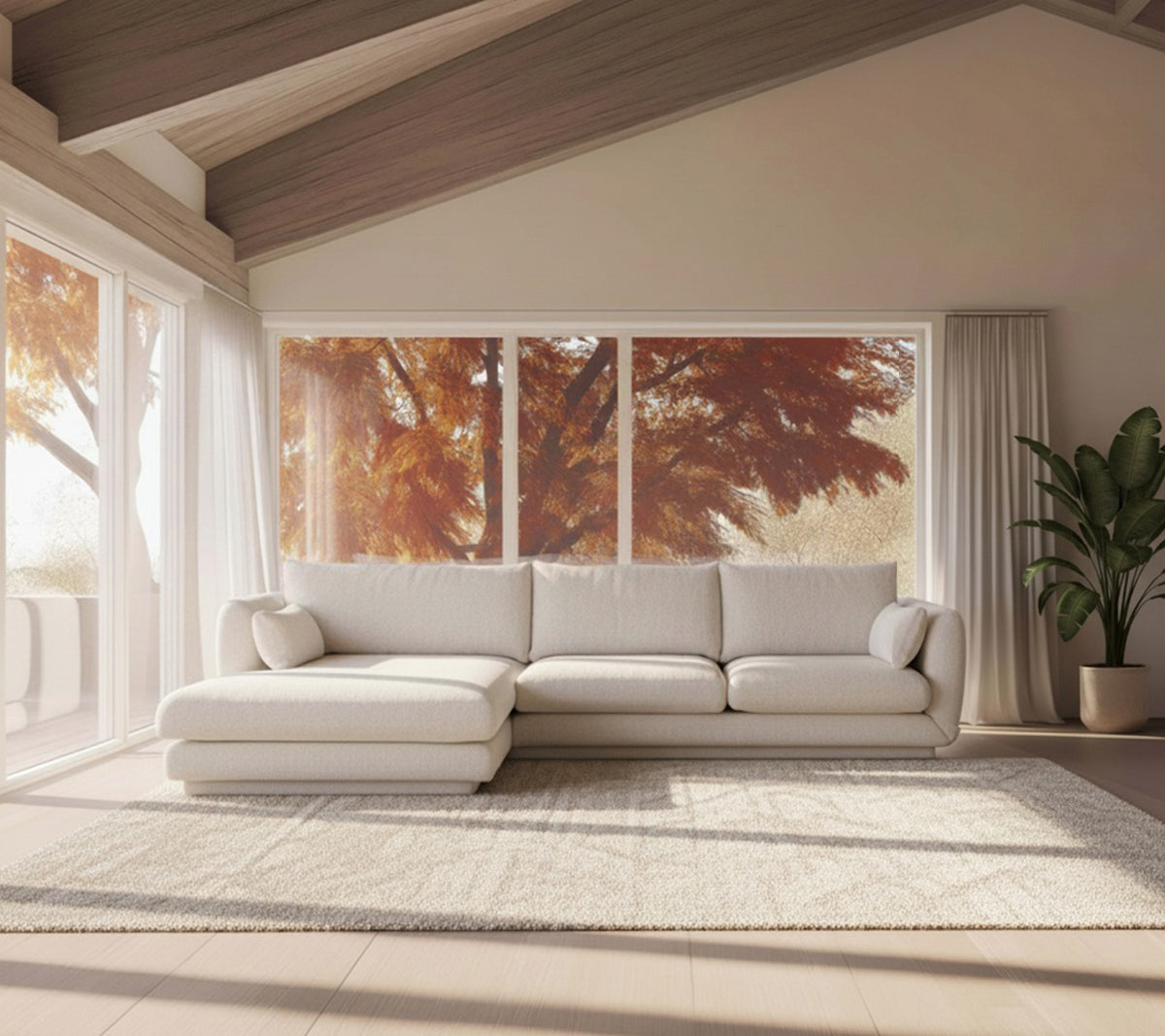 Moderne weiße Couch und beiger Teppich in einem minimalistischen Lounge-Ambiente.