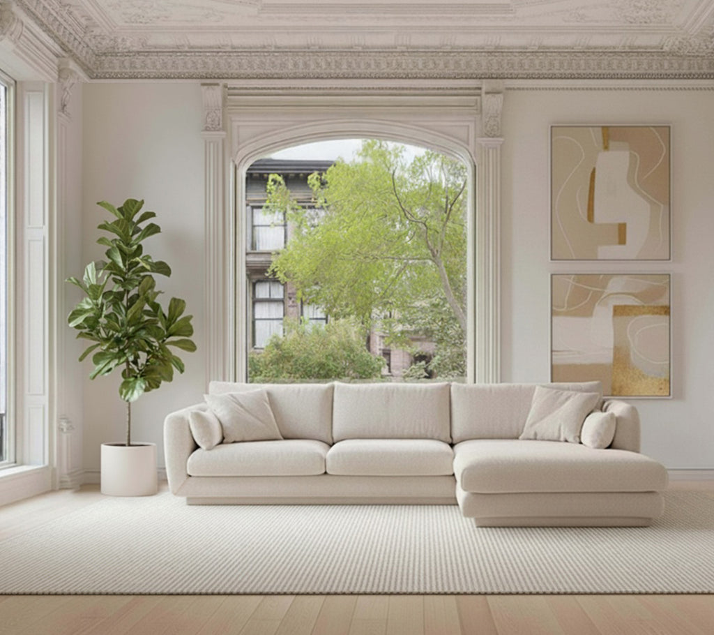 Beiger Ecksofa mit einer grünen Pflanze und einem weißen Teppich in einem modernen Lounge-Setting.