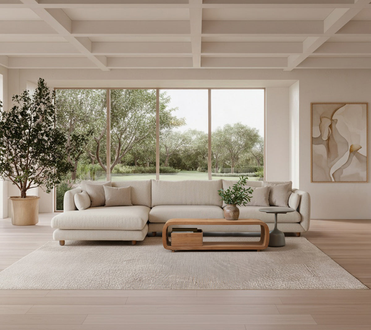 Hellgraues Sofa mit Holztisch und großer Pflanze in einem modernen Lounge-Ambiente.