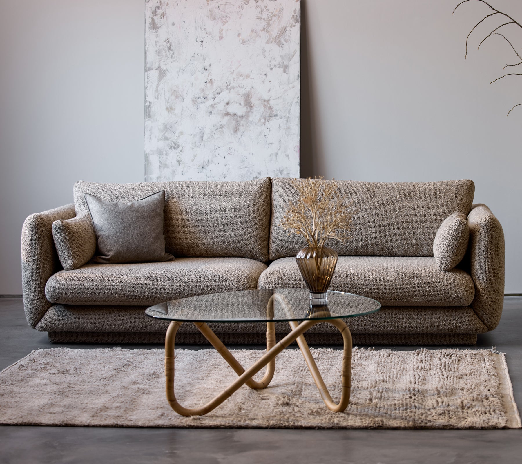 Bloom 3-Sitzer Sofa in taupe Flair mit Sockel, kombiniert mit einem Wave-Esstisch und einer dekorativen Vase, auf einem weichen Teppich.