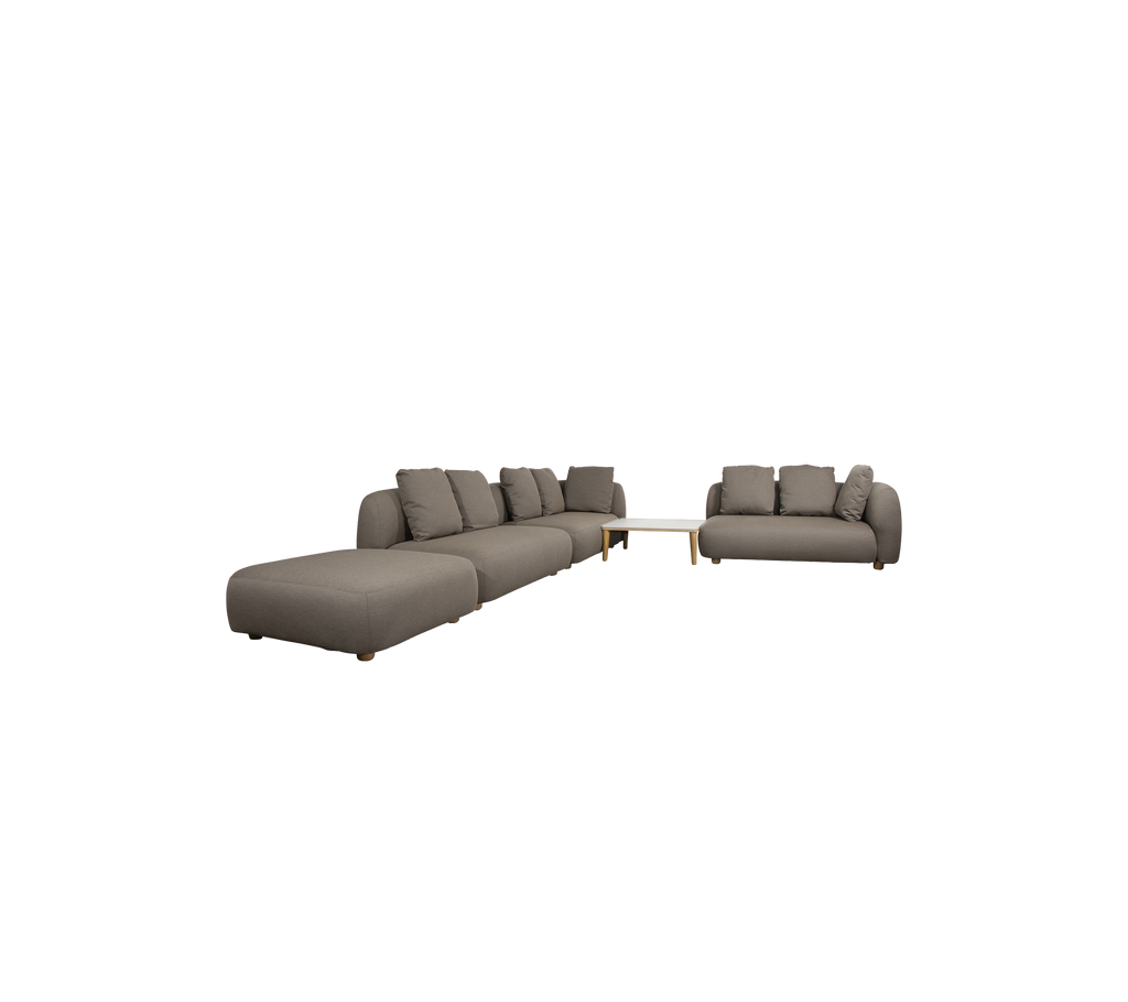 Moderne taupe Wohnlandschaftssofa und Loveseat in einem stilvollen Lounge-Ambiente.