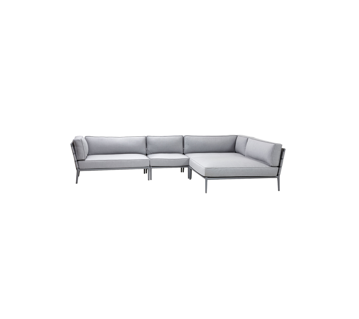 Stilvolle hellgraue Sectionalsofa mit modernem Design, ausgestattet mit plüschigen Kissen und schlanker Rahmung für bequeme Sitzgelegenheiten.