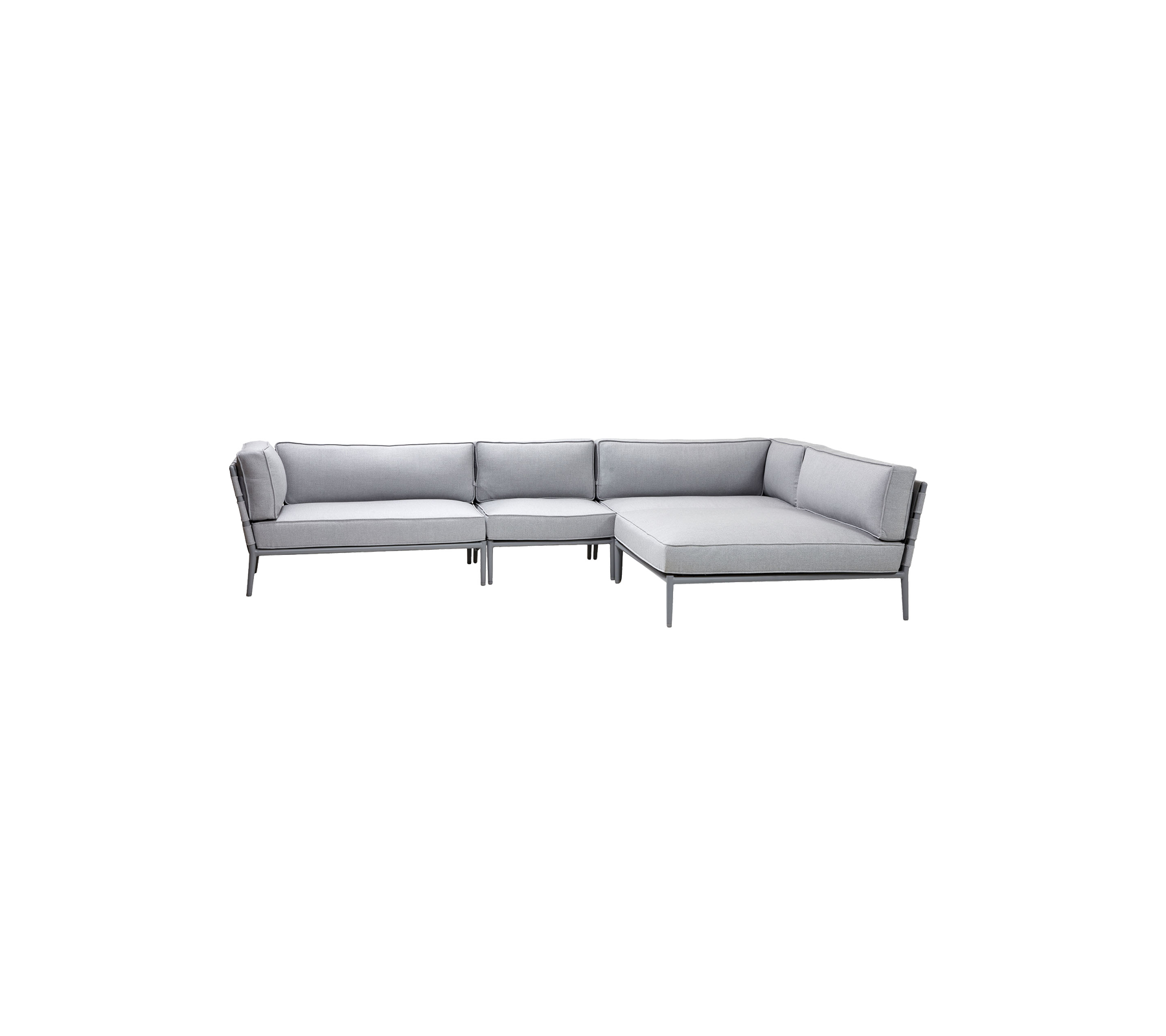 Stilvolle hellgraue Sectionalsofa mit modernem Design, ausgestattet mit plüschigen Kissen und schlanker Rahmung für bequeme Sitzgelegenheiten.