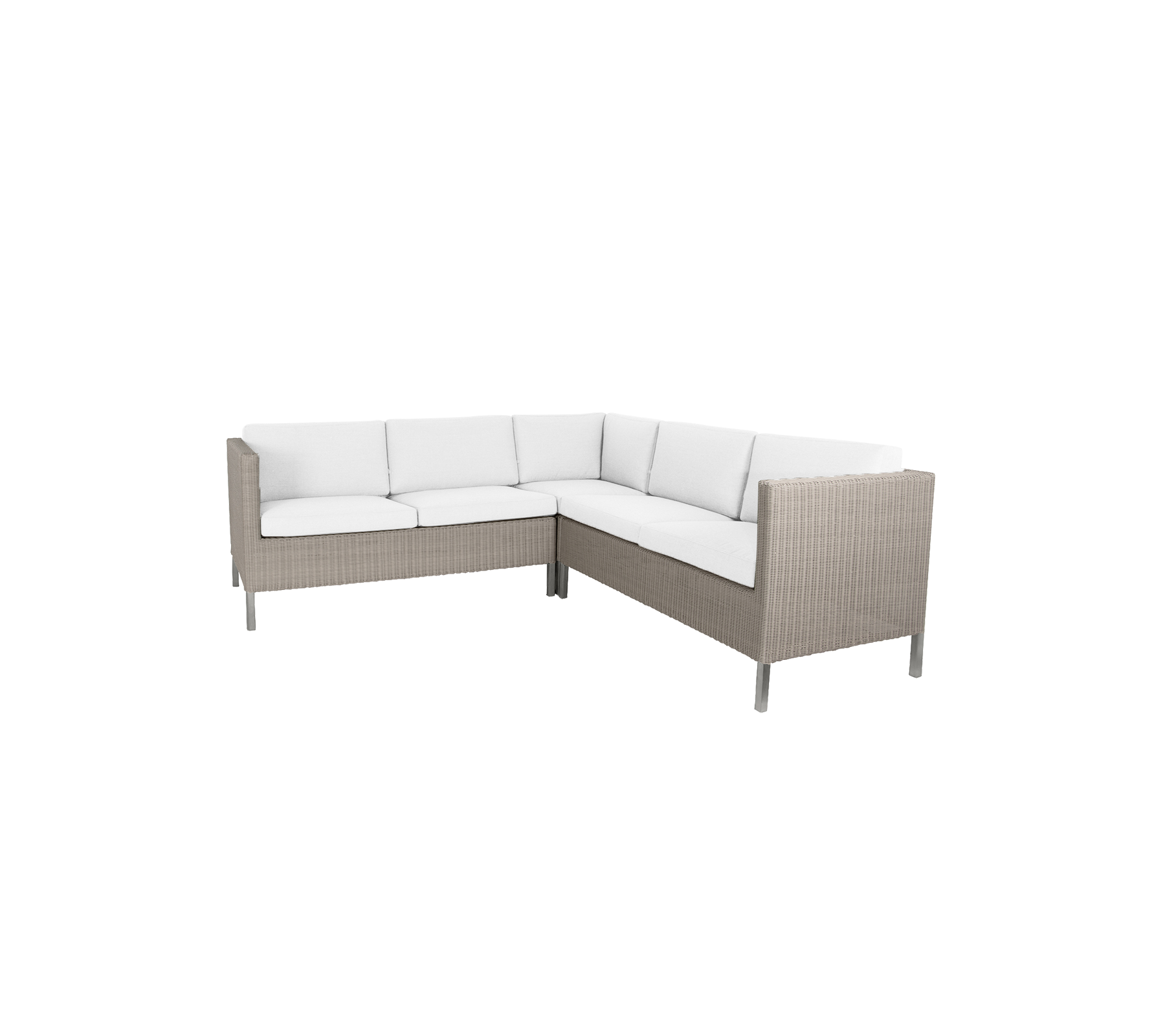 Stylische Eckbank mit einem hellen Kissen und geflochtenem Äußeren, perfekt für zwanglose Treffen.