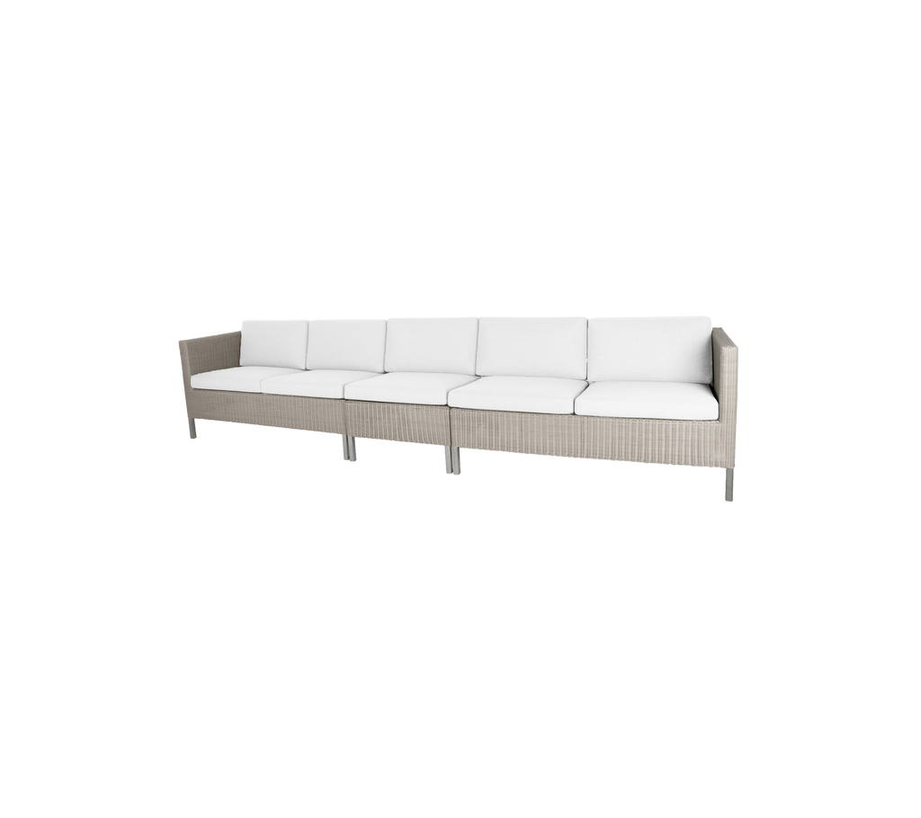 Elegantes modulares Sofa mit einem hellbeigen Rahmen und plüschigen weißen Kissen, perfekt zum Essen oder Entspannen.