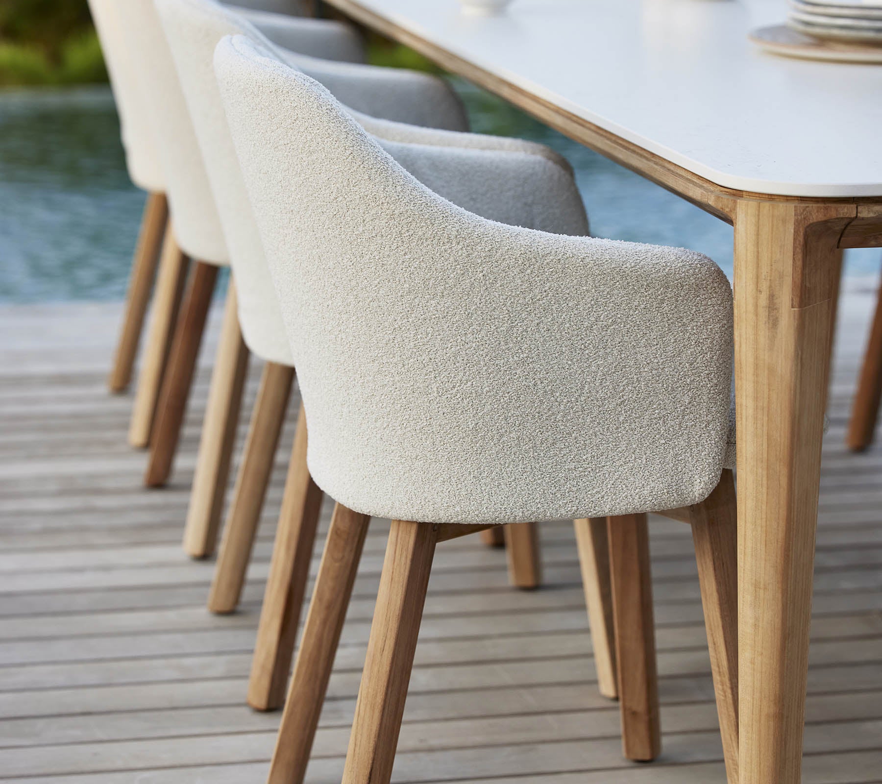 Stilvolle gepolsterte Stühle mit Holzbeinen stehen neben einem Tisch und bieten einen modernen und einladenden Look für das Essen oder Versammlungen.