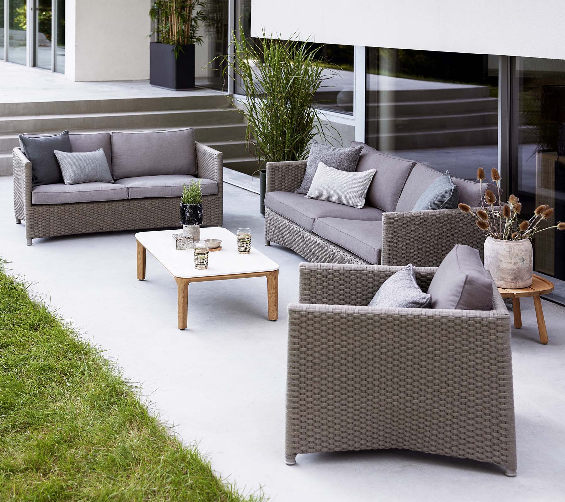 Stylische Lounge mit einem Diamant 2-Sitzer Sofa, einem Diamant 3-Sitzer Sofa und einem passenden Lounge-Stuhl, ergänzt durch einen Couchtisch.