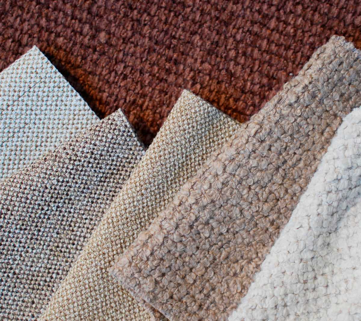 Stoffmustermuster in verschiedenen Texturen in Braun, Beige, Hellgrau und Weiß.