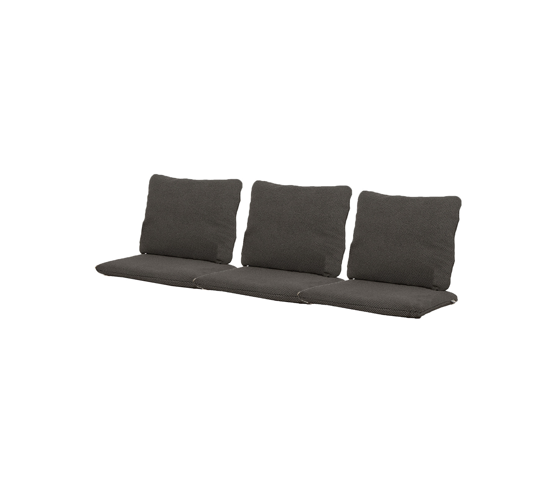 Bequeme Dreipersonenpolsterung in einem eleganten Design, mit mehreren weichen Rückenkissen für zusätzlichen Komfort und Stil.