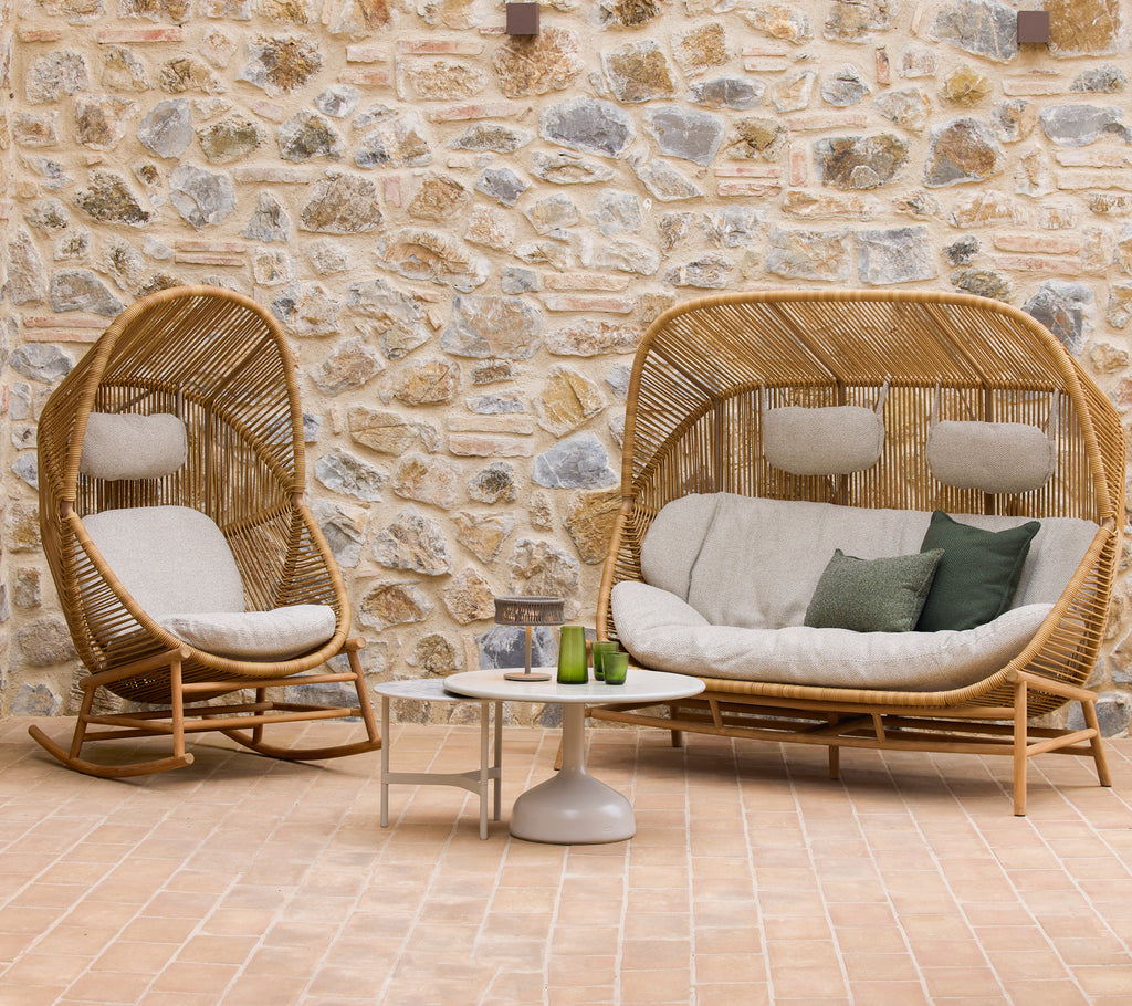 Zeitgenössischer Hive Schaukelstuhl und Sofa kombiniert mit Glaze-Couchtischen und einem Twist-Tisch, der eine gemütliche Sitzgelegenheit bietet.