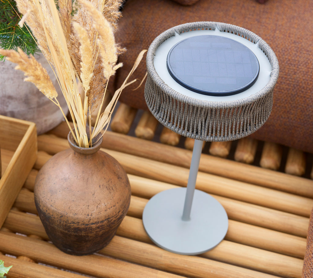 Stilvolle Illusionslampe mit LED-Licht auf einem schlanken Standfuß, begleitet von einer dekorativen Vase und getrockneten Pflanzen auf einer Holzoberfläche.